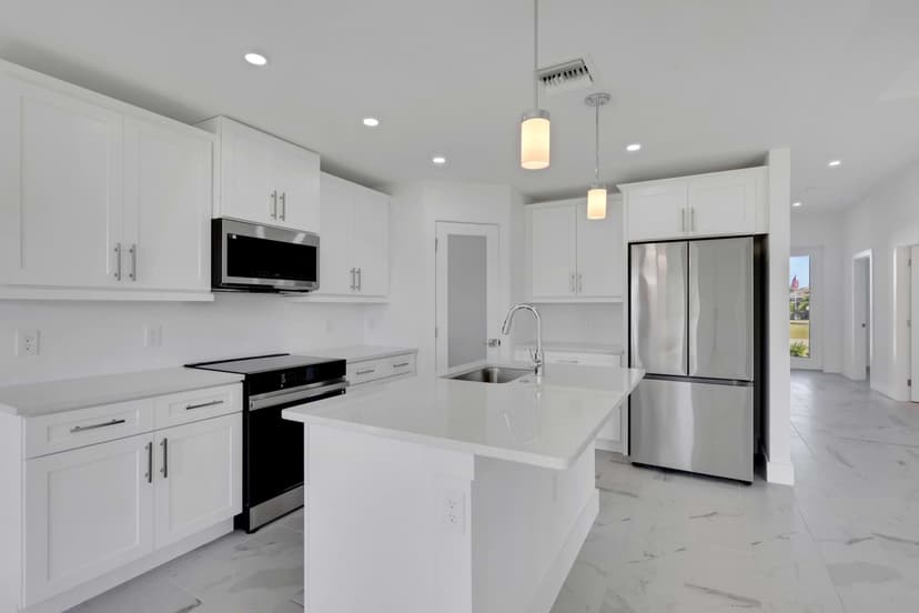 Hardwyn kitchen with island