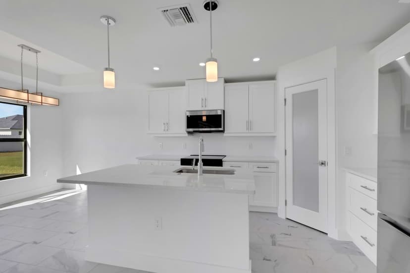 Hardwyn kitchen and dining area